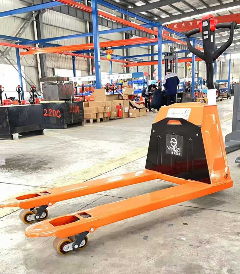 托盤(pán)搬運(yùn)車與叉車：你需要知道的