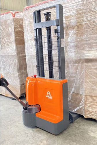 電動堆高車與叉車：哪個(gè)更好